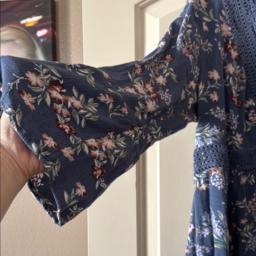 Torrid Blue Gray Bell Sleeve Floral Tunic with Bib Collar Blouse 1X - Picture 2 of 9